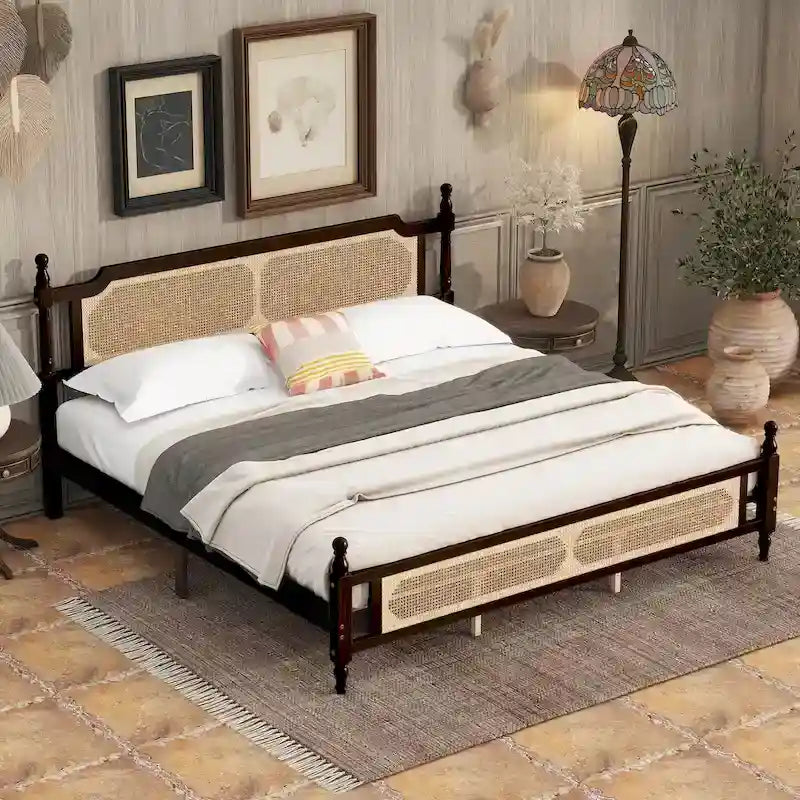 Houten bed met hoofdbord en voetbord van rotan, kingsize bed met laag platformprofiel