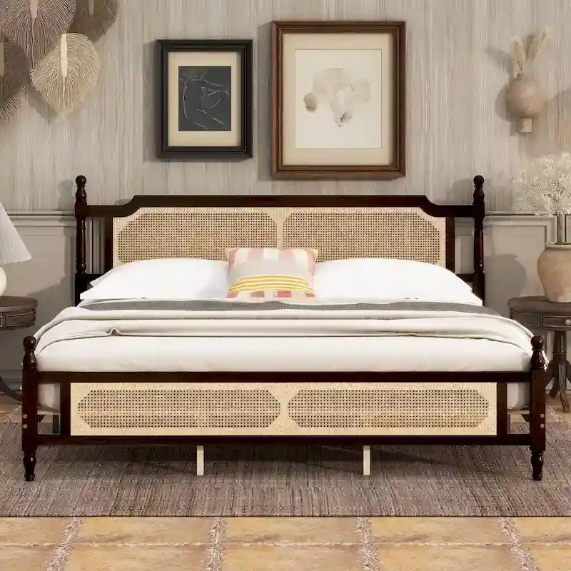 Houten bed met hoofdbord en voetbord van rotan, kingsize bed met laag platformprofiel