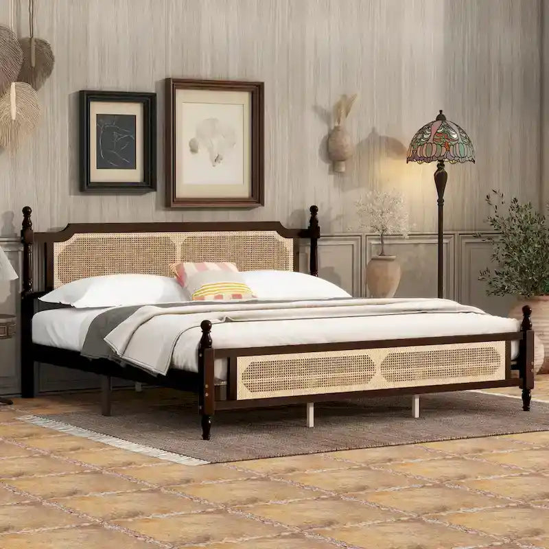 Houten bed met hoofdbord en voetbord van rotan, kingsize bed met laag platformprofiel