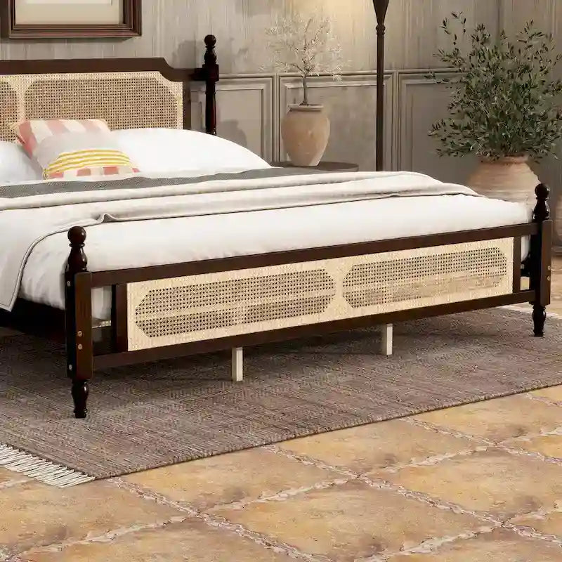 Houten bed met hoofdbord en voetbord van rotan, kingsize bed met laag platformprofiel