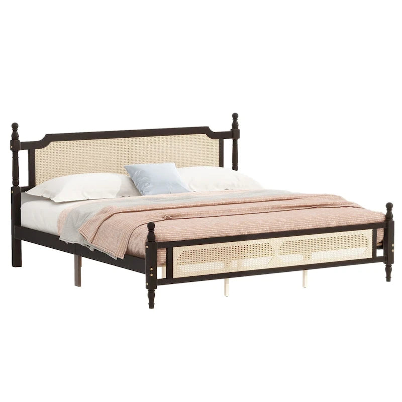 Houten bed met hoofdbord en voetbord van rotan, kingsize bed met laag platformprofiel
