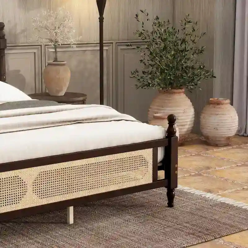 Houten bed met hoofdbord en voetbord van rotan, kingsize bed met laag platformprofiel