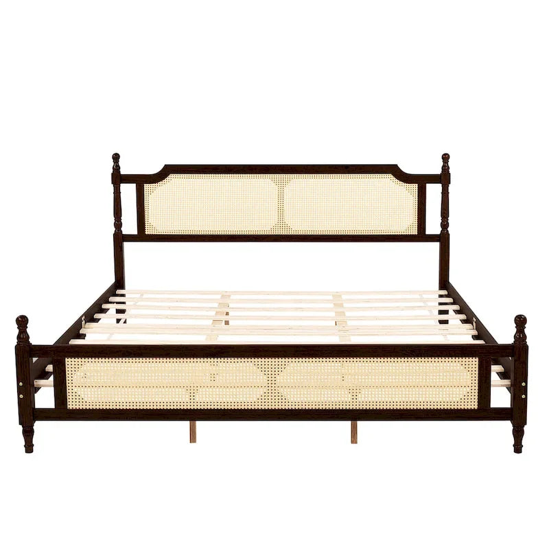 Houten bed met hoofdbord en voetbord van rotan, kingsize bed met laag platformprofiel