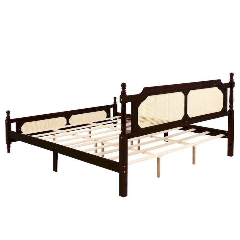 Houten bed met hoofdbord en voetbord van rotan, kingsize bed met laag platformprofiel