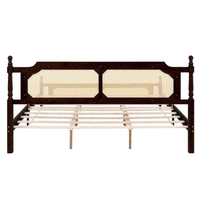 Houten bed met hoofdbord en voetbord van rotan, kingsize bed met laag platformprofiel
