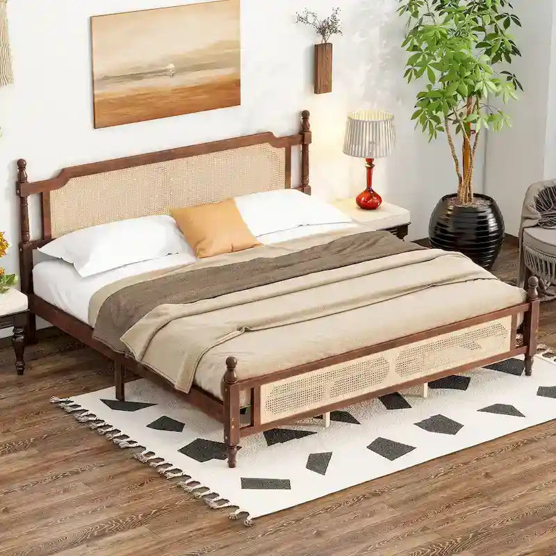Houten bed met hoofdbord en voetbord van rotan, kingsize bed met laag platformprofiel