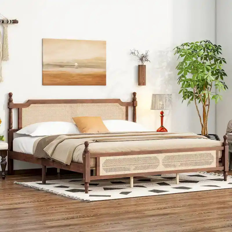 Houten bed met hoofdbord en voetbord van rotan, kingsize bed met laag platformprofiel