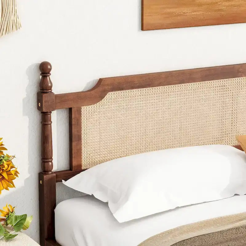 Houten bed met hoofdbord en voetbord van rotan, kingsize bed met laag platformprofiel