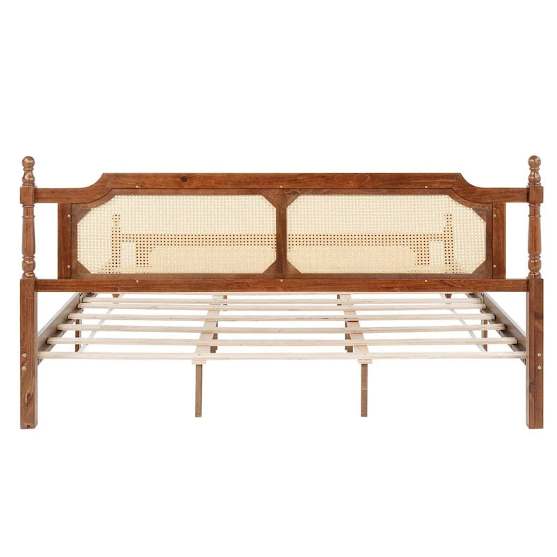 Houten bed met hoofdbord en voetbord van rotan, kingsize bed met laag platformprofiel