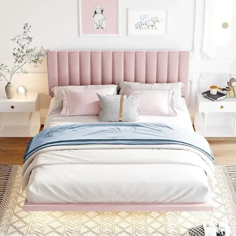 Bedframe met hoofdbord met verticale lijnen, zwevend platformbed met fluwelen bekleding