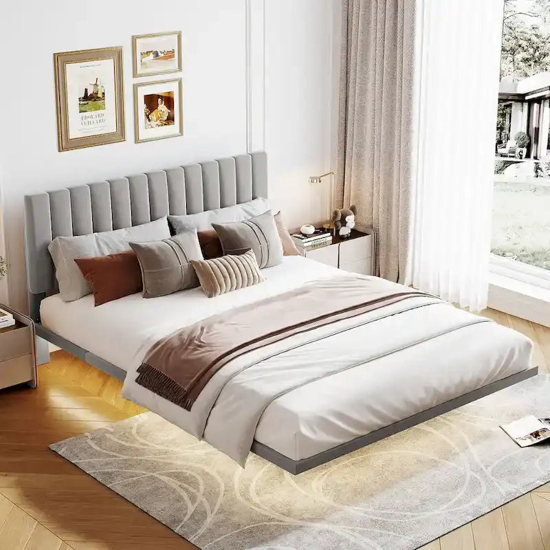 Bedframe met hoofdbord met verticale lijnen, zwevend platformbed met fluwelen bekleding