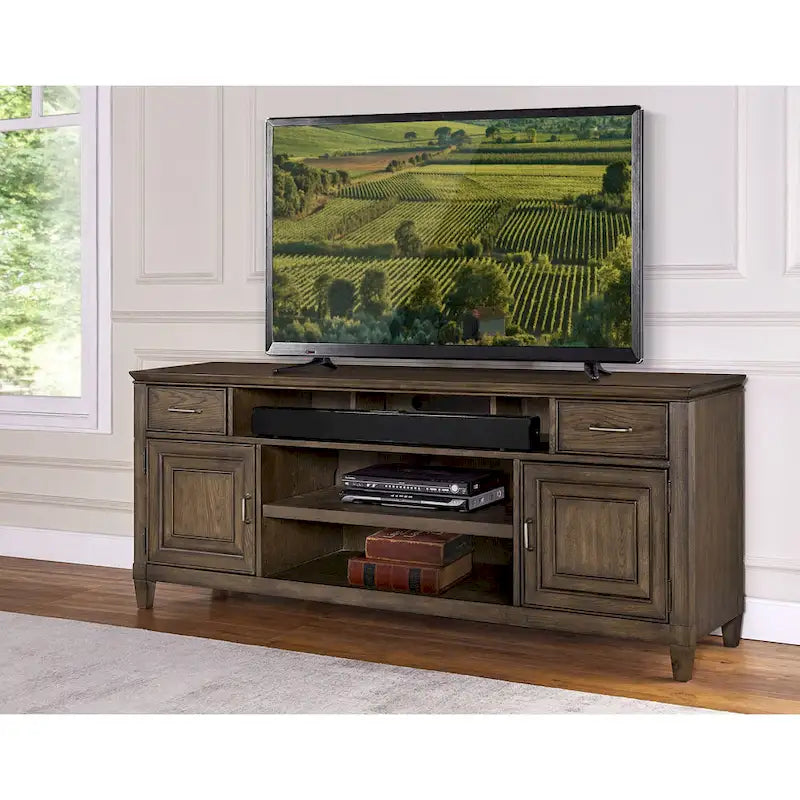 TV-Konsole aus Holz in Eichenoptik mit Plankenstruktur