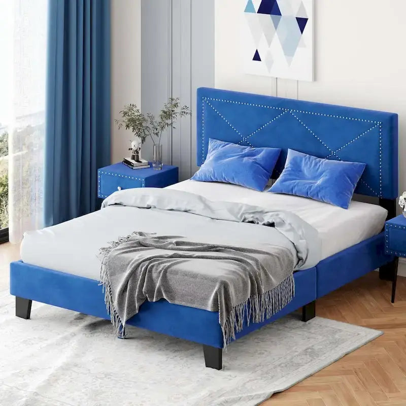 Gestoffeerd bedframe in queensize met klinknageldesign