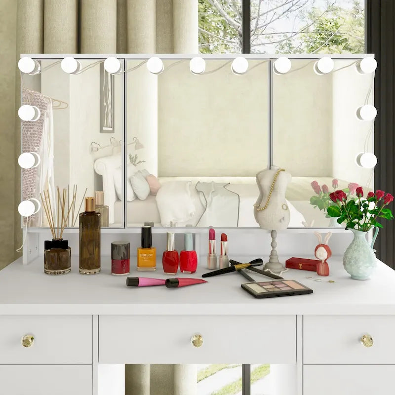 Stijlvolle kaptafel met drie spiegels